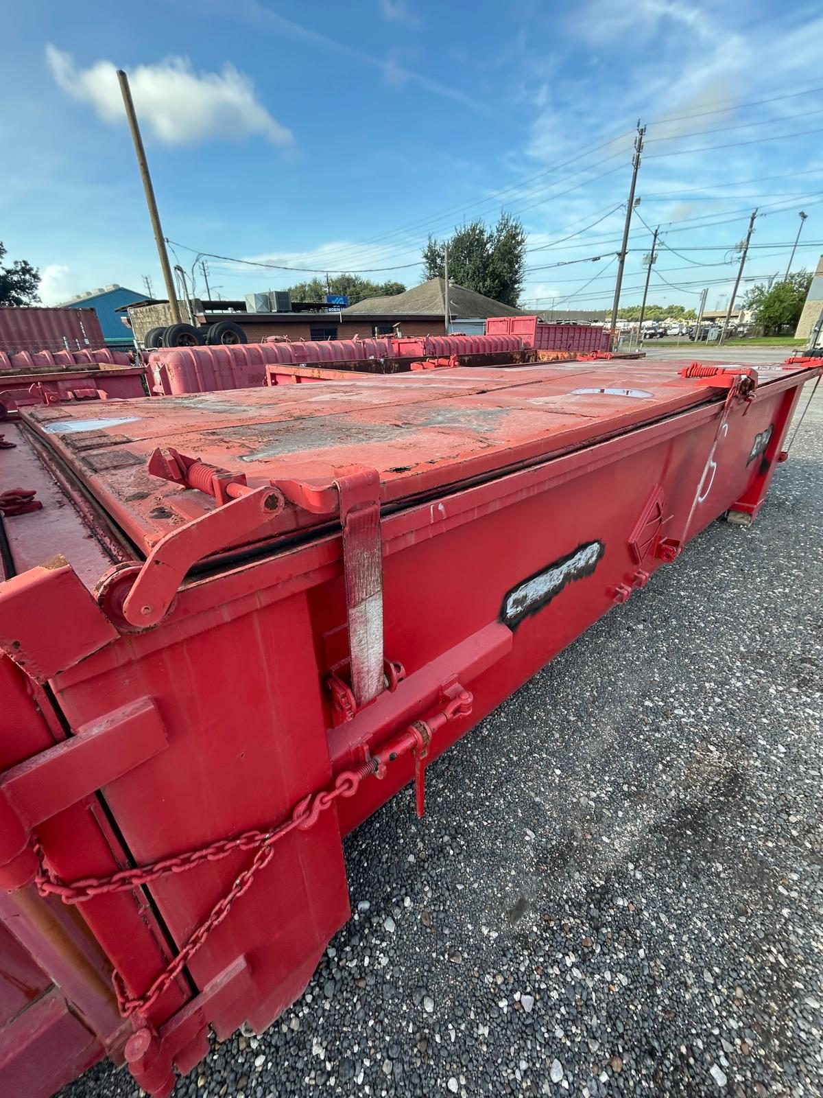 Roll-off with closed hinged steel lid