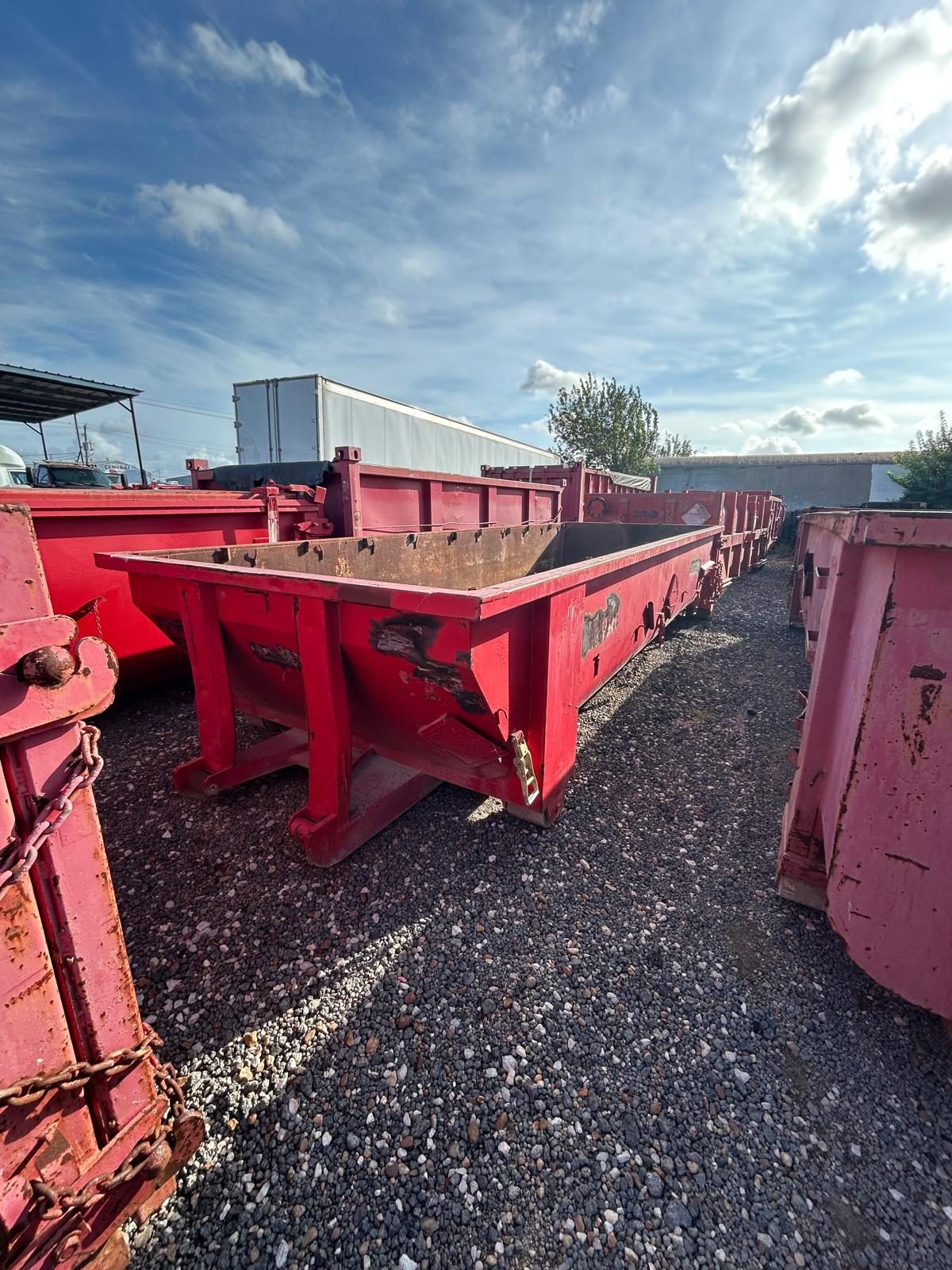 Low-side open top roll-off in a yard row